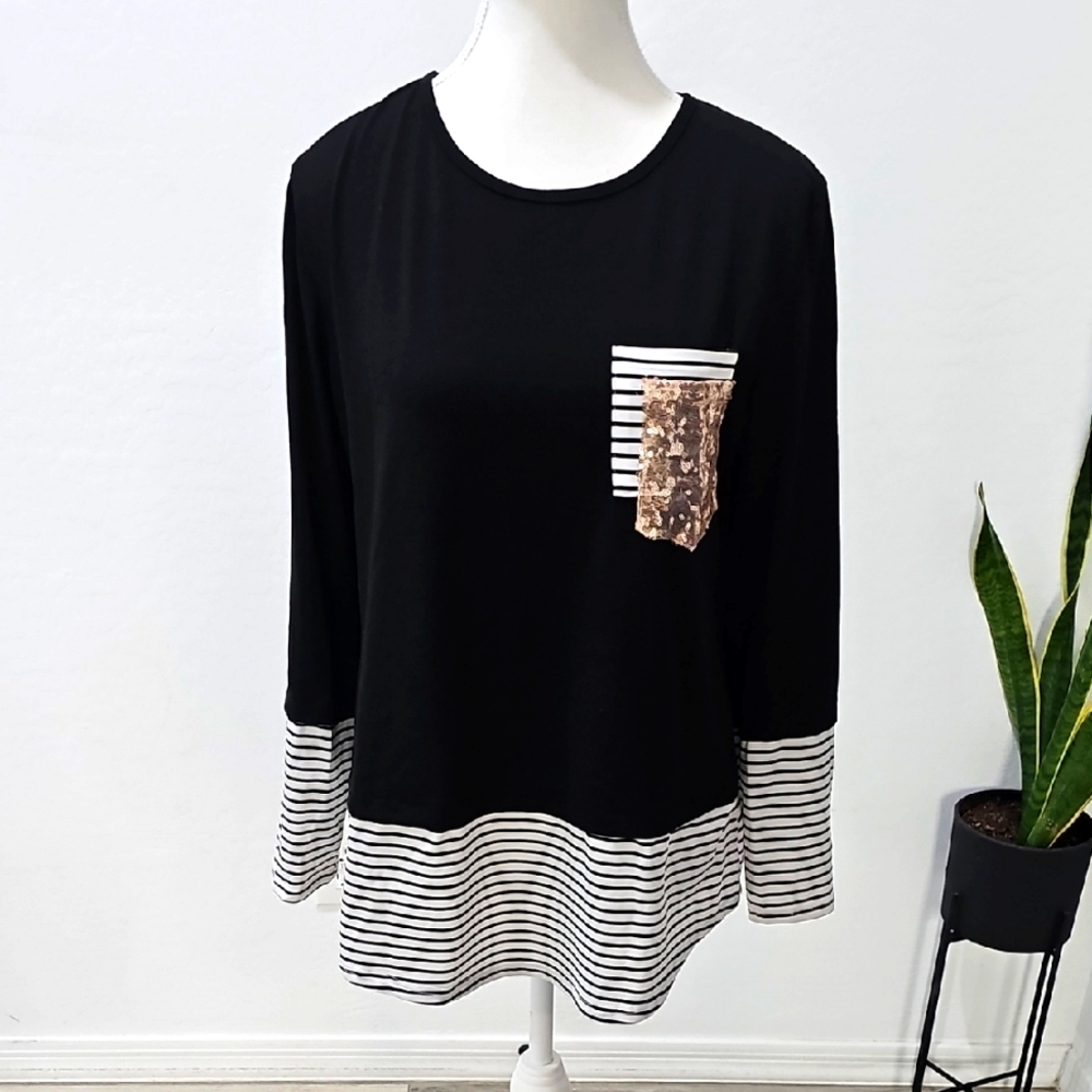 Black and White Relaxed Blouse with Long Sleeves and Graphic Style